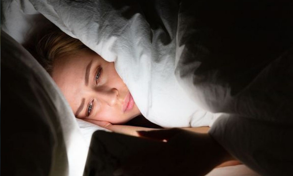 Ilustrasi susah tidur karena main HP.(Foto: Shutterstock)