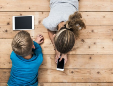 Jangan Biarkan Bocah SD Kebanyakan Main HP, Ini Bahayanya. Foto: iStock