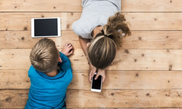 Jangan Biarkan Bocah SD Kebanyakan Main HP, Ini Bahayanya. Foto: iStock