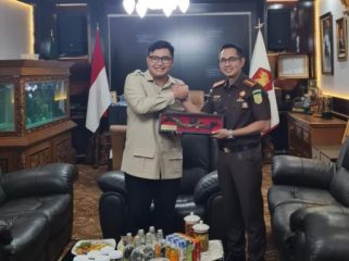 Ketua DPRD Kab Bogor Sastra Winara bersama kajari kab. Bogor. (foto: ist)