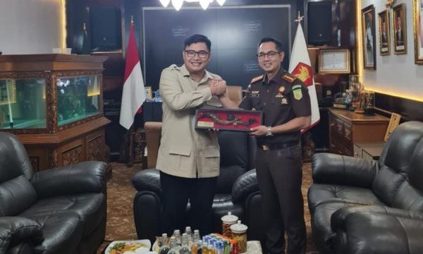 Ketua DPRD Kab Bogor Sastra Winara bersama kajari kab. Bogor. (foto: ist)