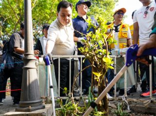 Ketua DPRD Kota Bogor Adityawarman mengambil sampah di alun-alun kota Bogor. (foto: Humpro)