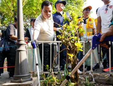 Ketua DPRD Kota Bogor Adityawarman mengambil sampah di alun-alun kota Bogor. (foto: Humpro)