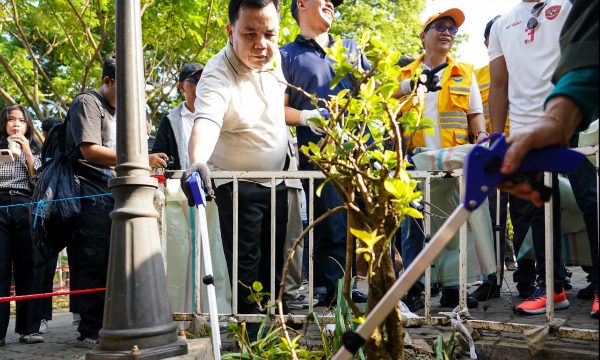 Ketua DPRD Kota Bogor Adityawarman mengambil sampah di alun-alun kota Bogor. (foto: Humpro)