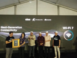 (Kiri-Kanan) - Presiden Direktur PT Solusi Sinergi Digital Tbk atau Surge Yune Marketatmo memberikan plakat kepada Kepala Sekolah SMPN 15 Denpasar disaksikan oleh Wakil Menteri (Wamen) Perumahan dan Kawasan Pemukiman RI Fahri Hamzah, Gubernur Bali Wayan Koster, shareholder Surge Fadel Muhammad dan Arwin Rasyid. (Foto: ANTARA/HO-PT Solusi Sinergi Digital Tbk)