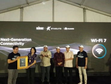 (Kiri-Kanan) - Presiden Direktur PT Solusi Sinergi Digital Tbk atau Surge Yune Marketatmo memberikan plakat kepada Kepala Sekolah SMPN 15 Denpasar disaksikan oleh Wakil Menteri (Wamen) Perumahan dan Kawasan Pemukiman RI Fahri Hamzah, Gubernur Bali Wayan Koster, shareholder Surge Fadel Muhammad dan Arwin Rasyid. (Foto: ANTARA/HO-PT Solusi Sinergi Digital Tbk)