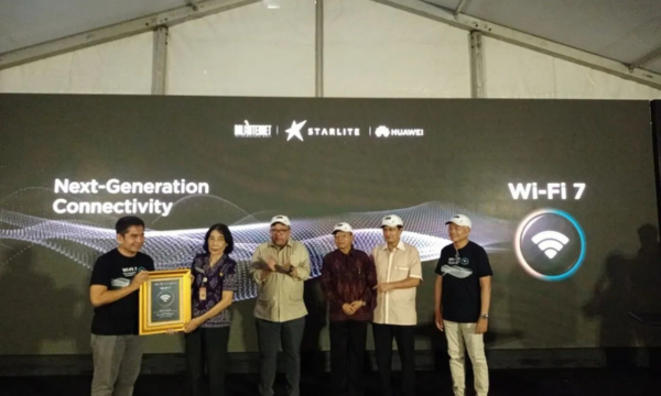 (Kiri-Kanan) - Presiden Direktur PT Solusi Sinergi Digital Tbk atau Surge Yune Marketatmo memberikan plakat kepada Kepala Sekolah SMPN 15 Denpasar disaksikan oleh Wakil Menteri (Wamen) Perumahan dan Kawasan Pemukiman RI Fahri Hamzah, Gubernur Bali Wayan Koster, shareholder Surge Fadel Muhammad dan Arwin Rasyid. (Foto: ANTARA/HO-PT Solusi Sinergi Digital Tbk)