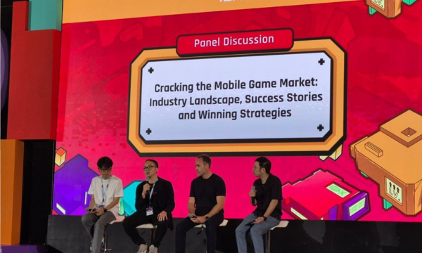 Kiri ke kanan: CEO Dream Studio Julio Andryanto, Country Head Garena Indonesia Hans Saleh, Head of Apps Partnership Google SEA Denis Nichifor. Ketiga panelis ini kompak mengatakan bahwa AI bukan ancaman di industri game, tapi justru membuka pintu baru bagi para pelaku. Ketiganya berbincang di atas panggung Indonesia Game Developer Exchange 2025 di Bali, Sabtu (11/10/2025). (Foto: KOMPAS.com/YUDHA PRATOMO)