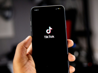 Komdigi bekukan sementara izin TikTok.(Foto: Unsplash/solenfeyissa)