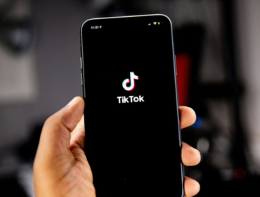 Komdigi bekukan sementara izin TikTok.(Foto: Unsplash/solenfeyissa)