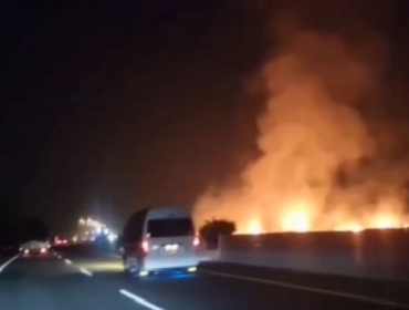 Media sosial TikTok dan Instagram dihebohkan oleh beredarnya video benda bercahaya yang disebut-sebut sebagai meteor jatuh di dekat ruas Tol Ciperna, Cirebon, Jawa Barat, Minggu (5/10/2025) malam.(Tangkapan Layar Instagram)