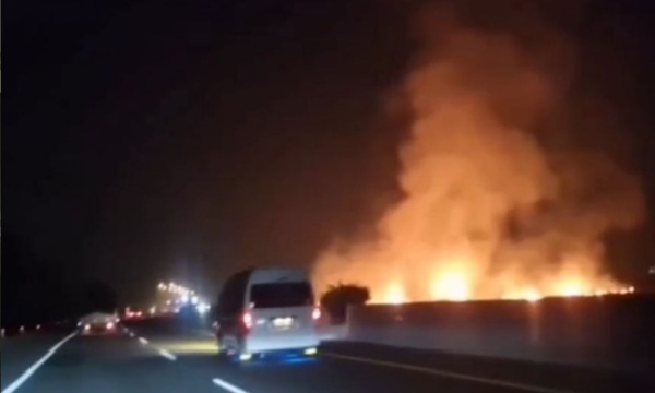 Media sosial TikTok dan Instagram dihebohkan oleh beredarnya video benda bercahaya yang disebut-sebut sebagai meteor jatuh di dekat ruas Tol Ciperna, Cirebon, Jawa Barat, Minggu (5/10/2025) malam.(Tangkapan Layar Instagram)