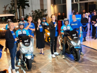 Petinggi Blibli melepas kurir yang mengantar iPhone 17 bagi pemesan awal di Jakarta, Jumat (17/10/2025) dini hari. iPhone 17 resmi mulai dijual di Indonesia pada 17 Oktober ini.(Foto: KOMPAS.com/Bill Clinten)