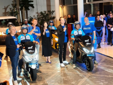 Petinggi Blibli melepas kurir yang mengantar iPhone 17 bagi pemesan awal di Jakarta, Jumat (17/10/2025) dini hari. iPhone 17 resmi mulai dijual di Indonesia pada 17 Oktober ini.(Foto: KOMPAS.com/Bill Clinten)