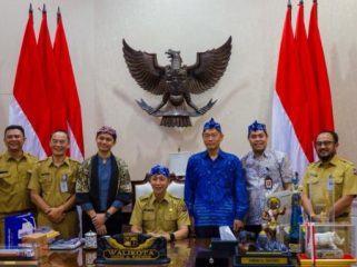 Wali Kota Bogor, Dedie A. Rachim, membuka Financial Literacy and Inclusion Development Program Rekanan Muda Kreatif Bogor, di Auditorium Bima Arya, Gedung Perpustakaan dan Galeri Kota Bogor, Jalan Kapten Muslihat, Senin (6/10/2025).
(Foto: Kominfo Kota Bogor)