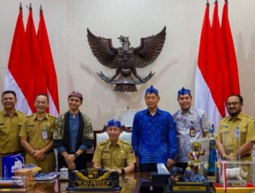 Wali Kota Bogor, Dedie A. Rachim, membuka Financial Literacy and Inclusion Development Program Rekanan Muda Kreatif Bogor, di Auditorium Bima Arya, Gedung Perpustakaan dan Galeri Kota Bogor, Jalan Kapten Muslihat, Senin (6/10/2025).
(Foto: Kominfo Kota Bogor)