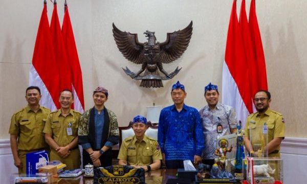 Wali Kota Bogor, Dedie A. Rachim, membuka Financial Literacy and Inclusion Development Program Rekanan Muda Kreatif Bogor, di Auditorium Bima Arya, Gedung Perpustakaan dan Galeri Kota Bogor, Jalan Kapten Muslihat, Senin (6/10/2025).
(Foto: Kominfo Kota Bogor)