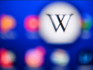 Sebuah gambar yang diambil pada 15 April 2022 di Moskwa, Rusia menunjukkan logo Wikipedia terlihat di layar tablet. Sejumlah kelompok hak asasi manusia (HAM) melaporkan pada Kamis (5/1/2023), pengadilan Arab Saudi telah menjebloskan dua admin Wikipedia ke penjara.(Foto: KIRILL KUDRYAVTSEV)