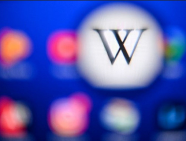 Sebuah gambar yang diambil pada 15 April 2022 di Moskwa, Rusia menunjukkan logo Wikipedia terlihat di layar tablet. Sejumlah kelompok hak asasi manusia (HAM) melaporkan pada Kamis (5/1/2023), pengadilan Arab Saudi telah menjebloskan dua admin Wikipedia ke penjara.(Foto: KIRILL KUDRYAVTSEV)