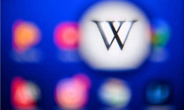 Sebuah gambar yang diambil pada 15 April 2022 di Moskwa, Rusia menunjukkan logo Wikipedia terlihat di layar tablet. Sejumlah kelompok hak asasi manusia (HAM) melaporkan pada Kamis (5/1/2023), pengadilan Arab Saudi telah menjebloskan dua admin Wikipedia ke penjara.(Foto: KIRILL KUDRYAVTSEV)