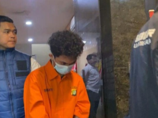 Tersangka WFT yang diduga hacker 'Bjorka' (pakai baju tahanan oranye)-(Foto: Wildan/detikcom)