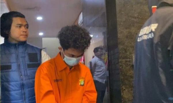 Tersangka WFT yang diduga hacker 'Bjorka' (pakai baju tahanan oranye)-(Foto: Wildan/detikcom)