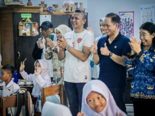 Wakil Wali Kota Bogor Jenal Mutaqin dan Menteri LH Hanif Faisol. (foto: Kominfo kota Bogor)