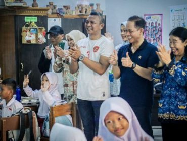 Wakil Wali Kota Bogor Jenal Mutaqin dan Menteri LH Hanif Faisol. (foto: Kominfo kota Bogor)