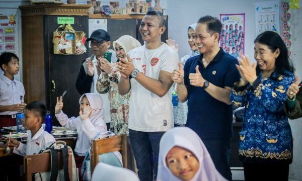 Wakil Wali Kota Bogor Jenal Mutaqin dan Menteri LH Hanif Faisol. (foto: Kominfo kota Bogor)