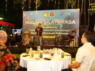 Kehadiran pers bukan hanya sebagai penyampai informasi dan edukasi saja, tapi juga sebagai pemberi kritik dan saran kepada pemerintah.

Hal itu dikatakan Gubernur Jawa Tengah, Ahmad Luthfi. (foto: PWI Pusat)