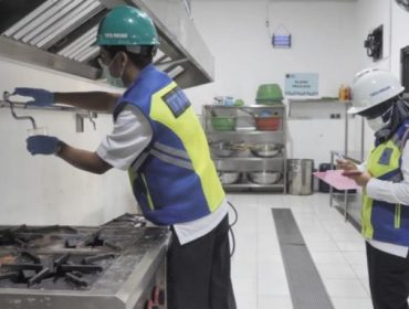 Petuga dari Perumda Tirta Pakuan mengcek kondisi air di dapur MBG di Kota Bogor. (Foto: Humas PDAM)