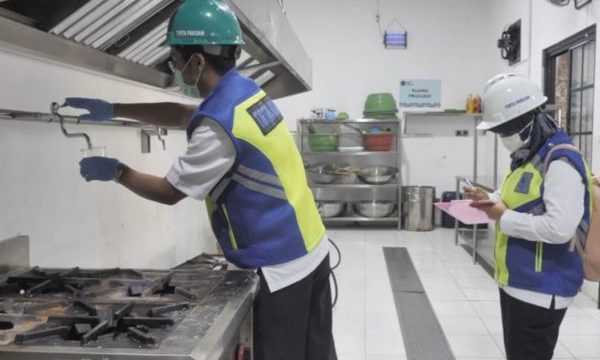 Petuga dari Perumda Tirta Pakuan mengcek kondisi air di dapur MBG di Kota Bogor. (Foto: Humas PDAM)