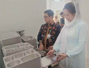 Ketua Umum Yayasan CEO Global Indonesia, Trisya Suherman dan Dirut PPJ Jenal Abidin menunjukan lokasi dapur MBG di Pasar Pamoyanan. (Foto: Saefulloh)