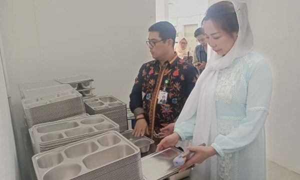 Ketua Umum Yayasan CEO Global Indonesia, Trisya Suherman dan Dirut PPJ Jenal Abidin menunjukan lokasi dapur MBG di Pasar Pamoyanan. (Foto: Saefulloh)
