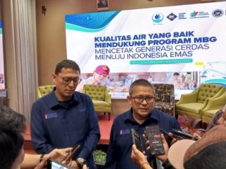 Dirum Tirta Pakuan Revelino didampingi Dirtek Ardhani Yusuf. (foto: Saefulloh)