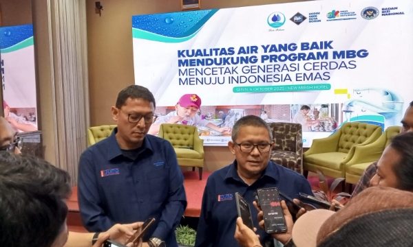 Dirum Tirta Pakuan Revelino didampingi Dirtek Ardhani Yusuf. (foto: Saefulloh)