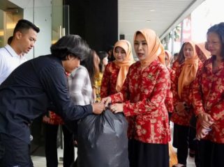 Penasihat Dharma Wanita Persatuan Kemenkop Sita Ferry Juliantono di lokasi Bank Sampah di Jakarta./Poto: DWP