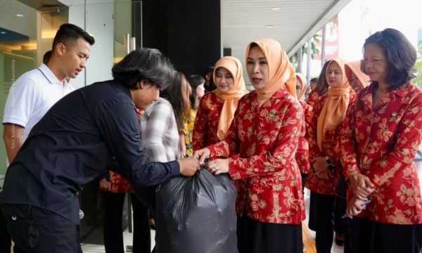 Penasihat Dharma Wanita Persatuan Kemenkop Sita Ferry Juliantono di lokasi Bank Sampah di Jakarta./Poto: DWP