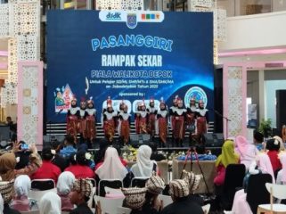 Penampilan sekelompok siswa dalam kegiatan Pasanggiri Rampak Sekar Piala Wali Kota Depok di Pesona Square, Selasa (28/10/25). (Foto:Diskominfo)