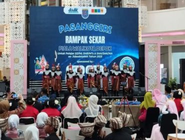 Penampilan sekelompok siswa dalam kegiatan Pasanggiri Rampak Sekar Piala Wali Kota Depok di Pesona Square, Selasa (28/10/25). (Foto:Diskominfo)
