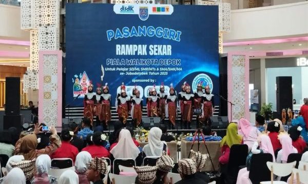 Penampilan sekelompok siswa dalam kegiatan Pasanggiri Rampak Sekar Piala Wali Kota Depok di Pesona Square, Selasa (28/10/25). (Foto:Diskominfo)