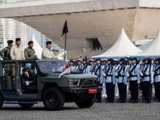 Presiden Republik Indonesia, Prabowo Subianto didampingi Menteri Pertahanan RI, Sjafrie Sjamsoeddin dan Panglima TNI, Agus Subiyanto saat melakukan inspeksi peserta Upacara Peringatan HUT ke-80 Tentara Nasional Indonesia (TNI) di Monumen Nasional (Monas), Jakarta, pada Minggu (5/10/2025). (foto: Achmad Sholeh)