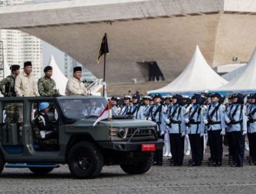 Presiden Republik Indonesia, Prabowo Subianto didampingi Menteri Pertahanan RI, Sjafrie Sjamsoeddin dan Panglima TNI, Agus Subiyanto saat melakukan inspeksi peserta Upacara Peringatan HUT ke-80 Tentara Nasional Indonesia (TNI) di Monumen Nasional (Monas), Jakarta, pada Minggu (5/10/2025). (foto: Achmad Sholeh)