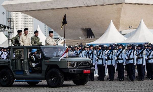 Presiden Republik Indonesia, Prabowo Subianto didampingi Menteri Pertahanan RI, Sjafrie Sjamsoeddin dan Panglima TNI, Agus Subiyanto saat melakukan inspeksi peserta Upacara Peringatan HUT ke-80 Tentara Nasional Indonesia (TNI) di Monumen Nasional (Monas), Jakarta, pada Minggu (5/10/2025). (foto: Achmad Sholeh)