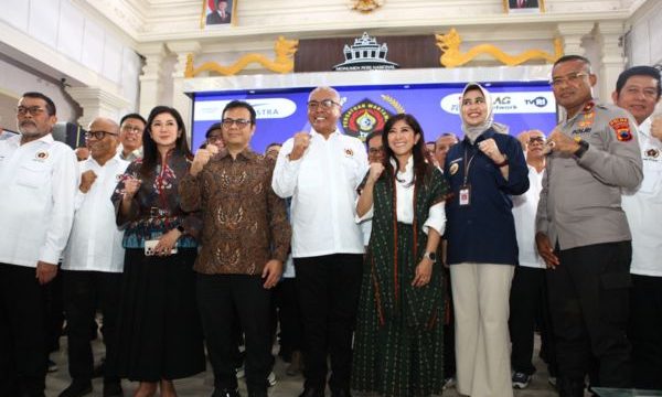 Pengurus Persatuan Wartawan Indonesia (PWI) Pusat resmi dikukuhkan Ketua Umum PWI Pusat, Akhmad Munir dan disaksikan langsung Menteri Komunikasi dan Digital (Menkomdigi) Meutya Hafid. (Foto: Humas PWI Pusat)