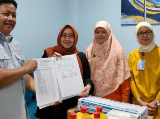 Anggota Dprd Kota Bogor dari fraksi PKS menyerahkan bantuan alkes dan obat-obatan. (foto: ist)