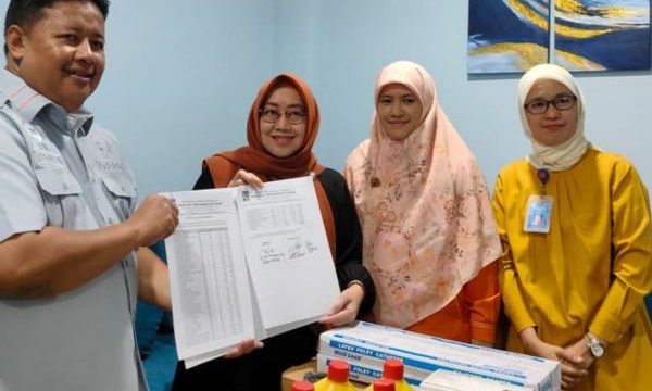 Anggota Dprd Kota Bogor dari fraksi PKS menyerahkan bantuan alkes dan obat-obatan. (foto: ist)