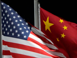 Bendera Amerika Serikat dan bendera China saat berkibar di Genting Snow Park jelang Olimpiade Musim Dingin 2022 di Zhangjiakou, China, 2 Februari 2022.(Foto: AP PHOTO/KIICHIRO SATO)