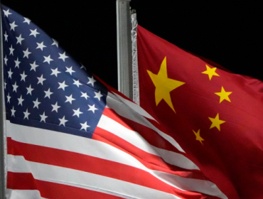 Bendera Amerika Serikat dan bendera China saat berkibar di Genting Snow Park jelang Olimpiade Musim Dingin 2022 di Zhangjiakou, China, 2 Februari 2022.(Foto: AP PHOTO/KIICHIRO SATO)