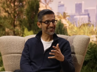 CEO Alphabet dan Google, Sundar Pichai mengungkapkan reaksi dan pandangannya ketika OpenAI tiba-tiba merilis chatbot AI fenomenal, ChatGPT pada November 2022. Foto: (YouTube/ Salesforce)